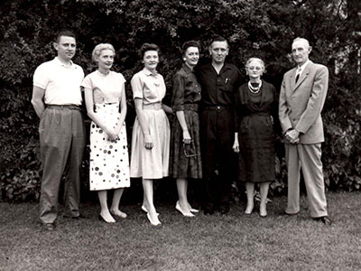 Basil, Marguerite, Nicki, Vera, Mansell with their parents, Lovie and Frank Moss